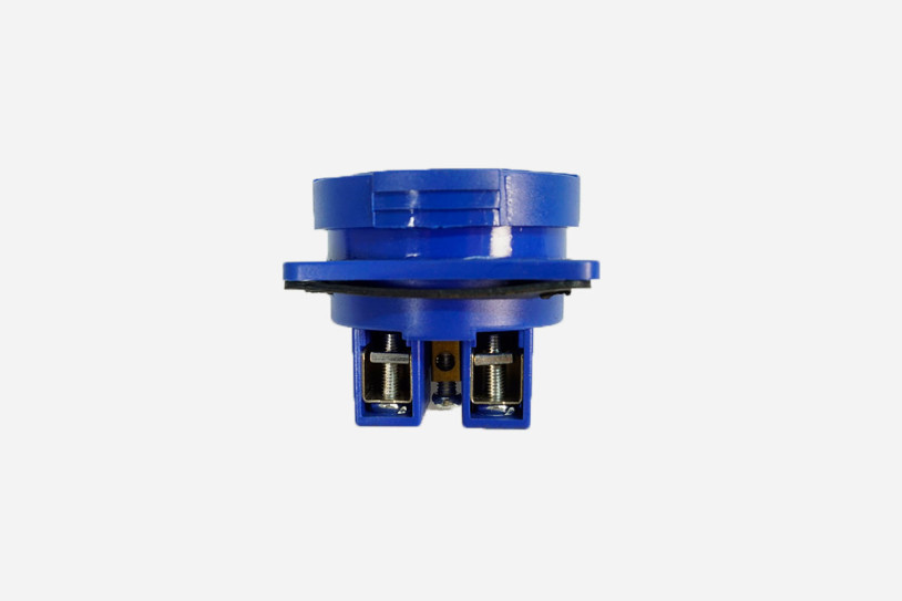 blauer Stromstecker mit Schutzklappe